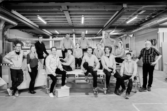 TEAM | Vers van de pers! Onze nieuwe teamfoto. Wij staan iedere dag weer voor je klaar om al je interieurwensen waar te maken! 
•
Fotografie | @susannebreed.fotografie 
#team #sanderzwartinterieur #meettheteam #teamfoto #samenwerken #akersloot #maatwerk #interieur #interiordesign #interior #wooninspiratie #projecten #luxury #lifestyle #styling #design #home