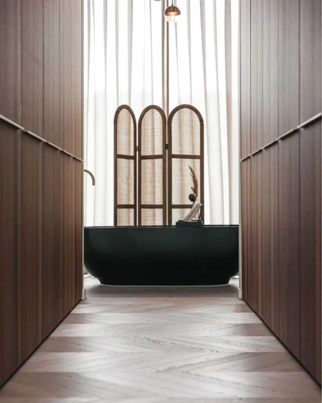 BLIKVANGER | Deze op maat gemaakte kastenwand laat het bad nog beter tot zijn recht komen. Strakke lijnen, warme tinten en een flinke dosis karakter, een echte blikvanger!  •
#maatwerkinterieur #kastenwand #highenddesign #maatwerk #luxeinterieur #interieur #magazine #interieurbouw #hout #indeling #kleur #interiordesign #interior #wooninspiratie #niceproject #projecten #luxury #lifestyle #meubelen #styling #design #home #beleving #inspiratie #alkmaar #theartofliving